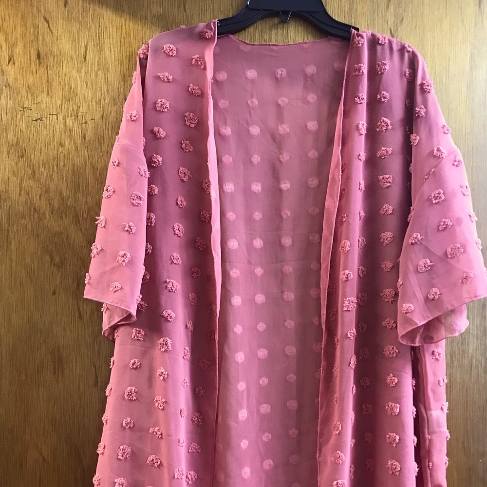 NWOT-- Swiss Dot Curved Hem Kimono